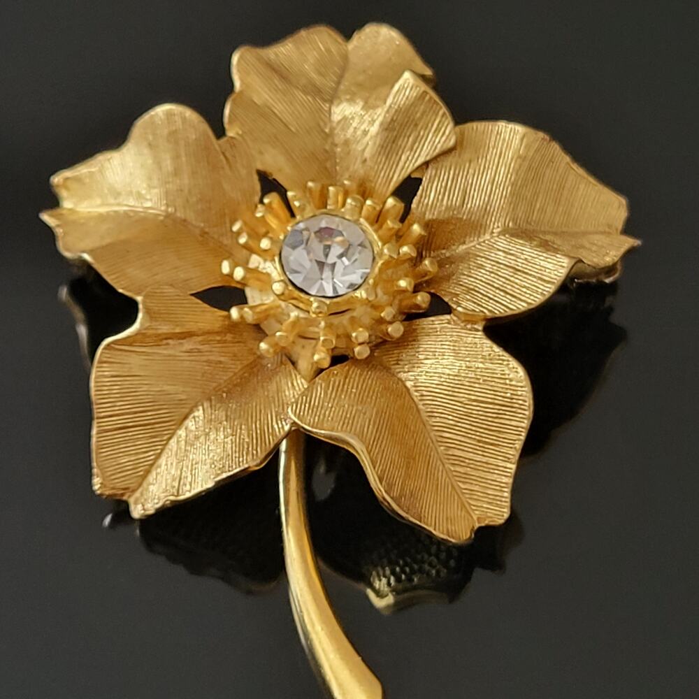 Flower Brooch Pin with Stem Gold Large Rhinestone in Center Daisy Stunning